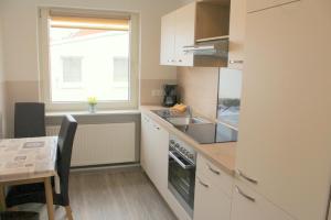 Kuchyň nebo kuchyňský kout v ubytování Appartment Vermietung Lütje