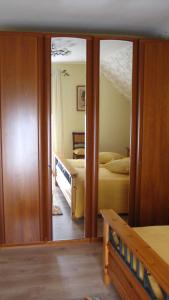1 dormitorio con 2 camas y un espejo grande en Gästezimmer Waldblick, en Wimbach