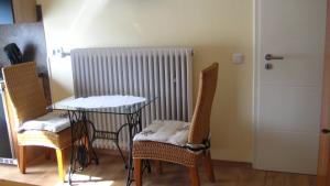 una mesa y sillas en una habitación con puerta en Gästezimmer Waldblick, en Wimbach