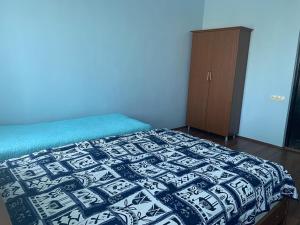 Postel nebo postele na pokoji v ubytování Jintcharadze Inn