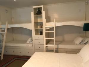 1 Schlafzimmer mit 2 Etagenbetten mit weißen Regalen in der Unterkunft Backyard Cottage in Lafayette