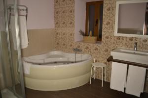 La salle de bains est pourvue d'une baignoire et d'un lavabo. dans l'établissement El Pajar de la Abuela, à Arcas