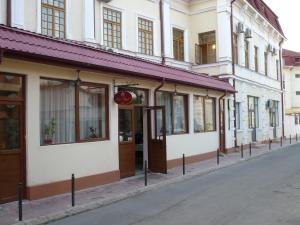 una fila de edificios en una calle de la ciudad en Hotel Regal en Brăila