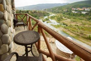 - Balcón con silla y vistas al río en Golden Fleece, en Mtskheta