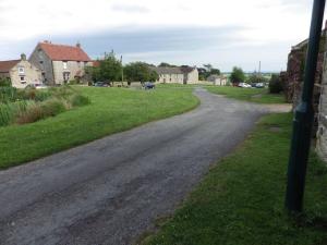 Une route vide dans un village avec des maisons dans l'établissement Pond Farm, à Pickering