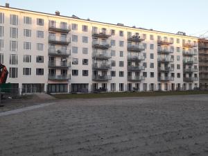 a large white apartment building with balconies at Ankerplatz am Südstrand, Fewo mit 2 Schlafzimmer und eigenen Strandkorb in Binz