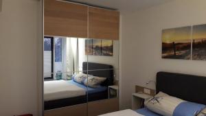 a bedroom with a mirrored closet with two beds at Ankerplatz am Südstrand, Fewo mit 2 Schlafzimmer und eigenen Strandkorb in Binz