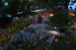 Casa con pared de piedra y patio en acquablue apartments en Kallithea Halkidikis