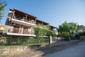 budynek po stronie ulicy w obiekcie acquablue apartments w mieście Kallithea