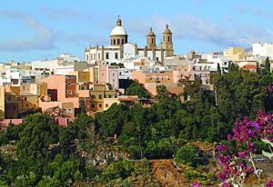 Stadtbild einer Stadt mit Gebäuden und Bäumen in der Unterkunft Burero Beach Stay - Quiet in Playa del Burrero