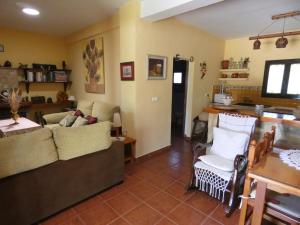 ein Wohnzimmer mit Sofa und Stühlen in der Unterkunft Mis Tres Rosas in La Barca de la Florida