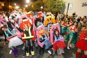 Eine Gruppe von Leuten, die Kostüme tragen, die für ein Bild posieren in der Unterkunft Burero Beach Stay - Quiet in Playa del Burrero