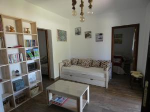 ein Wohnzimmer mit einem Sofa und einem Tisch in der Unterkunft Mis Tres Rosas in La Barca de la Florida