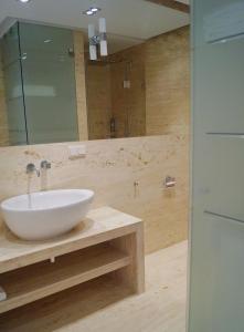 uma casa de banho com um lavatório e um espelho em Apartament przy morzu Rezydencja Bryza em Jurata