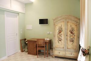 a room with a table and a wooden door at Estlevante B&B in Vieste