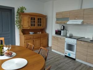 Köök või kööginurk majutusasutuses Apartmány U splavu