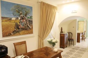 a living room with a painting on the wall at Estlevante B&B in Vieste
