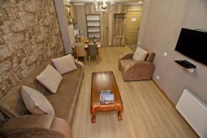 sala de estar con sofá, sillas y mesa en Orbi Bakuriani apartment 731 en Bakuriani