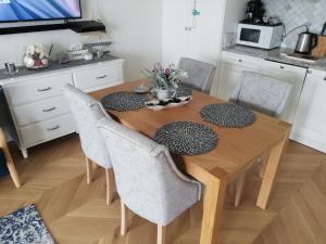 Kuchyň nebo kuchyňský kout v ubytování Apartament na Morskim Wzgórzu