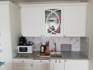 Kuchyň nebo kuchyňský kout v ubytování Apartament na Morskim Wzgórzu