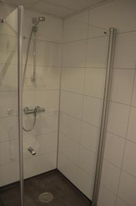 a bathroom with a shower with a glass door at Einemo Apartments in Lærdalsøyri