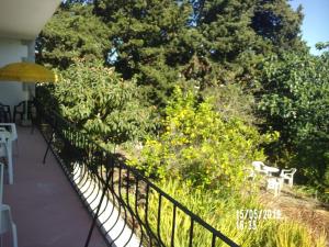 balcón con vistas al jardín en Boa Vivenda en Carcavelos