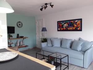 下布雷尼亚Casita La Finca I的客厅里有一张沙发，墙上挂着一幅画