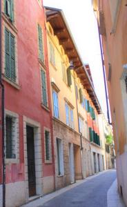 un vicolo in un centro storico con edifici colorati di Fiore d'arancio Luxury City Center Apartment a Verona