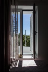 una puerta abierta con vistas a una ventana en Blue Island, en Batsi