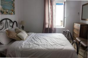 A bed or beds in a room at Blue Island