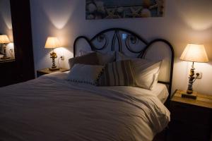 A bed or beds in a room at Blue Island