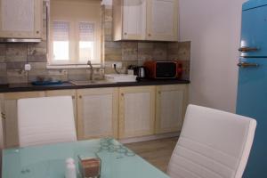 A kitchen or kitchenette at Blue Island