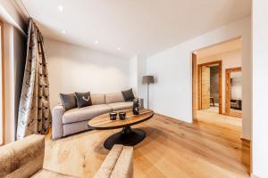 Area soggiorno di Unique Alpic style apartment in the heart of Davos