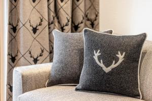 Area soggiorno di Unique Alpic style apartment in the heart of Davos
