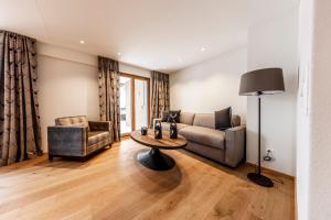 Area soggiorno di Unique Alpic style apartment in the heart of Davos