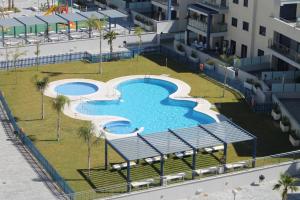Bazén v ubytovaní Dúplex playa Cabria alebo v jeho blízkosti