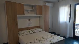 Ein Bett oder Betten in einem Zimmer der Unterkunft Apartmani Laura