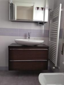 La salle de bains est pourvue d'un lavabo et d'un miroir. dans l'établissement Paradiso, à Marina di Carrara