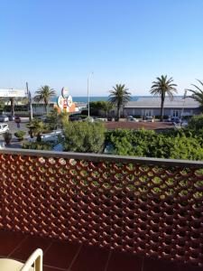 - une vue depuis le balcon d'un complexe dans l'établissement Paradiso, à Marina di Carrara