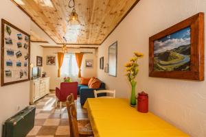 ein Wohnzimmer mit einem gelben Tisch und einem Sofa in der Unterkunft Guest House Luna in Virpazar