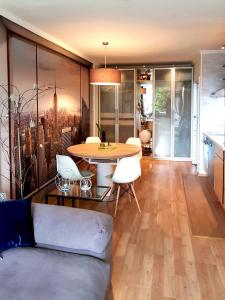 ein Wohnzimmer mit einem Sofa und einem Tisch in der Unterkunft Großdorf Appartement En Vogue im Hahnenklee, Harz in Hahnenklee-Bockswiese