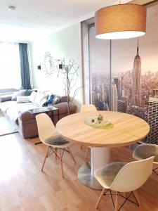 a living room with a table and a couch at Großdorf Appartement En Vogue im Hahnenklee, Harz in Hahnenklee-Bockswiese