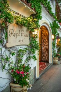 una señal en el lado de un edificio con flores en Hotel Royal Prisco, en Positano