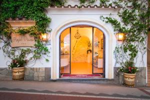 una entrada a una tienda con dos macetas en Hotel Royal Prisco, en Positano