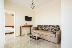 - un salon avec un canapé et une table dans l'établissement Casa Jokaste, à Karpathos