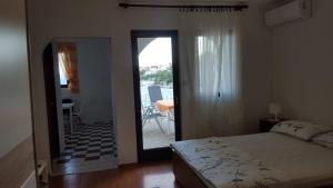 Ein Bett oder Betten in einem Zimmer der Unterkunft Apartmani Laura