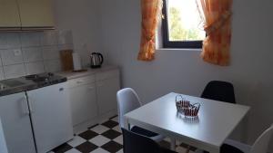 Küche/Küchenzeile in der Unterkunft Apartmani Laura