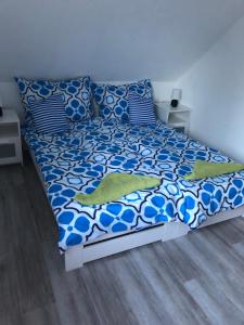 Posteľ alebo postele v izbe v ubytovaní Tóparti hangulatú nyaraló-Balatonboglár