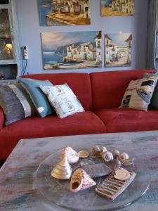 ein Wohnzimmer mit einem roten Sofa und einem Glastisch in der Unterkunft villa Grace,10p,seaview,pool in Calpe