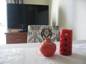 A television and/or entertainment centre at Cozy Apartment Near Historic Centre